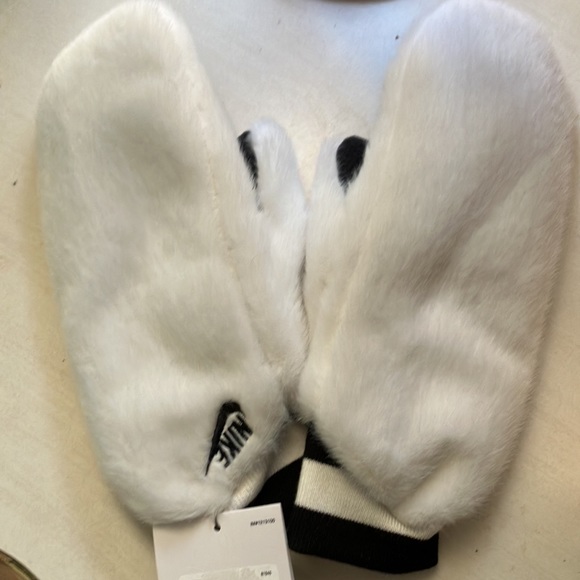 White nike fur mittens - Picture 2 of 3